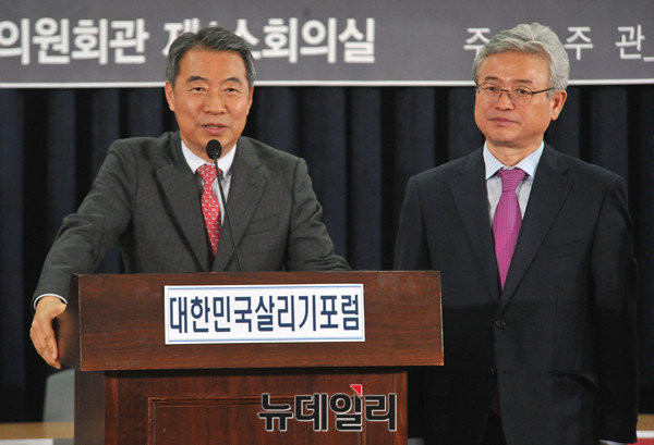 ▲ 새누리당 이철우 의원(사진 오른쪽)은 29일 원내대책회의에서 현 정국을 박근혜 대통령 탄핵보다는 개헌을 통해 임기를 단축하면서 명예롭게 퇴진하는 방향으로 해결하는 게 낫다는 견해를 피력했다. 사진은 지난 16일 의원회관에서 헌법학계의 최고 권위자 정종섭 의원(왼쪽)과 함께 개헌 토론회를 개최한 이철우 의원의 모습. ⓒ뉴데일리 이종현 기자