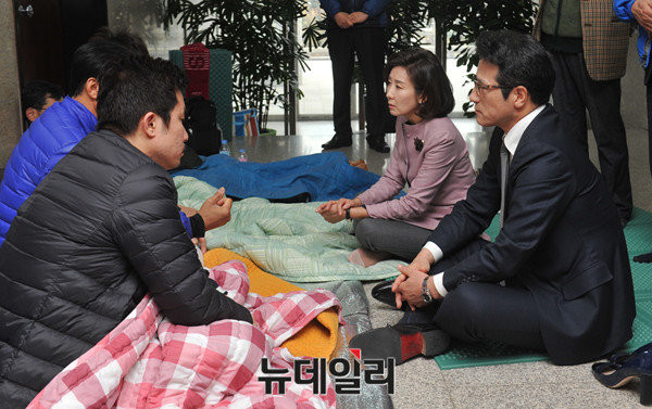 ▲ 새누리당 나경원 의원과 정병국 의원이 국회 본관에서 단식농성을 하고 있는 원외당협위원장들을 방문한 모습. 원외당협위원장들은 이정현 대표의 사퇴를 주장하며 국회 본관에서 단식 농성을 벌인 바 있다. ⓒ뉴데일리 이종현 기자