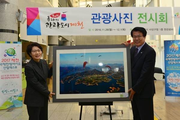 ▲ 이근규 시장(오른쪽)이 송숙희 부산 사상구청장에게 청풍호 모습이 담긴 사진을 선물하고 있다.ⓒ제천시