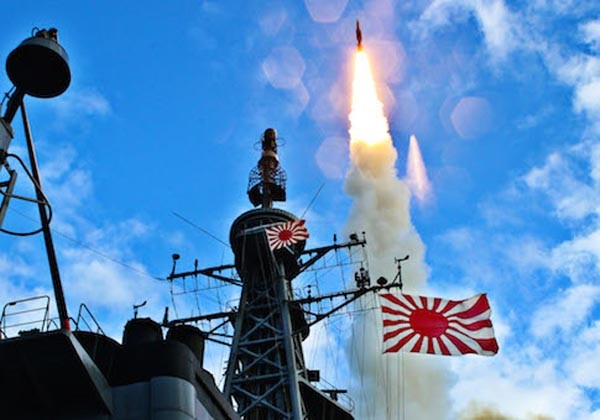 日해상자위대의 이지스 구축함에서 미사일 요격용 SM-3 미사일을 발사하는 모습. 어떤 면에서는 '사드'보다 우수한 SM-3 미사일을 이미 보유한 일본에서 '사드'를 도입한다고 국민들이 반대할 가능성은 그리 높지 않다. ⓒ日해상자위대 공개사진..