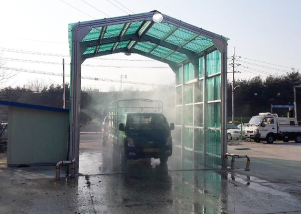 ▲ 옥천우시장 앞 도로에 설치된 거점소독소.ⓒ옥천군