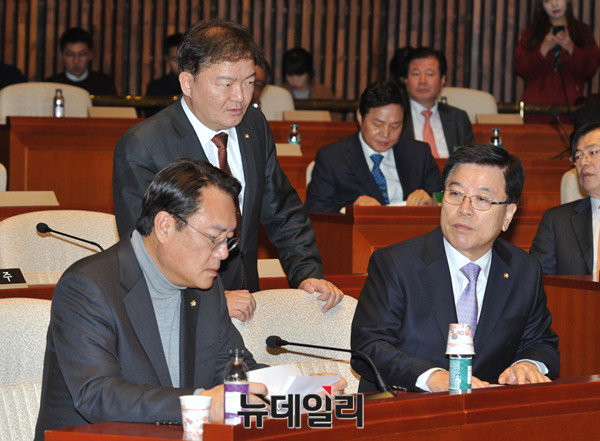 ▲ 새누리당 정진석 원내대표와 김광림 정책위의장, 민경욱 원내대변인이 29일 오후 박근혜 대통령의 질서 있는 퇴진 선언 직후 국회에서 열린 의원총회에서 대응책 마련에 부심하고 있다. ⓒ뉴데일리 이종현 기자