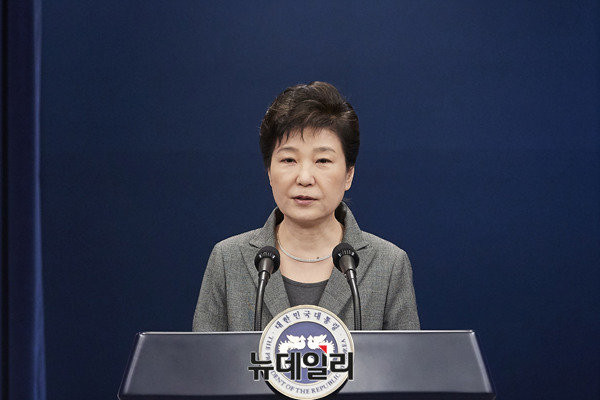 ▲ 박근혜 대통령은 29일 오후, 3차 대국민 담화문을 통해 사실상 퇴진하겠다는 의사를 내비쳤다. 박 대통령은 이를 위해 국회가 향후 로드맵을 제시해 줄 것을 요청하기도 했다. ⓒ뉴데일리 정상윤 기자