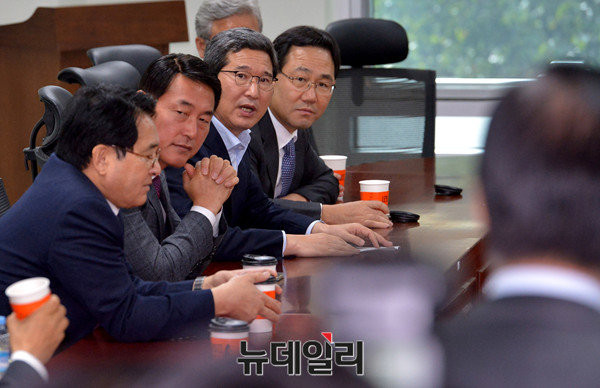 ▲ 비박계 3선 이상 의원 모임에 참석한 황영철 의원의 모습. 왼쪽에서 두 번째에 앉아 카메라를 응시하고 있다. ⓒ뉴데일리 이종현 기자