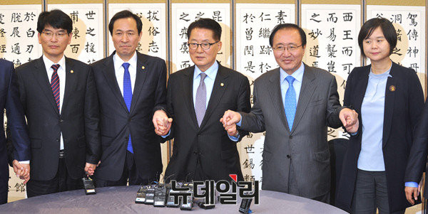 ▲ 더불어민주당 우상호 원내대표, 국민의당 박지원 비상대책위원장 겸 원내대표, 정의당 노회찬 원내대표 등이 29일 국회 귀빈식당에서 박근혜 대통령의 대국민 담화와 '박근혜-최순실 게이트' 특검 후보 논의를 위해 회동을 하고 있다.ⓒ이종현 기자