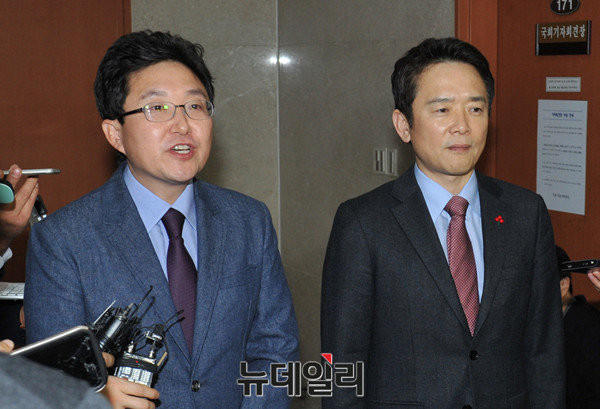 ▲ 무소속 김용태 의원과 남경필 경기도지사가 29일 오후 박근혜 대통령의 3차 대국민담화 직후 국회에서 기자회견을 열어 탄핵이 예정대로 추진돼야 한다고 호소하고 있다. ⓒ뉴데일리 이종현 기자