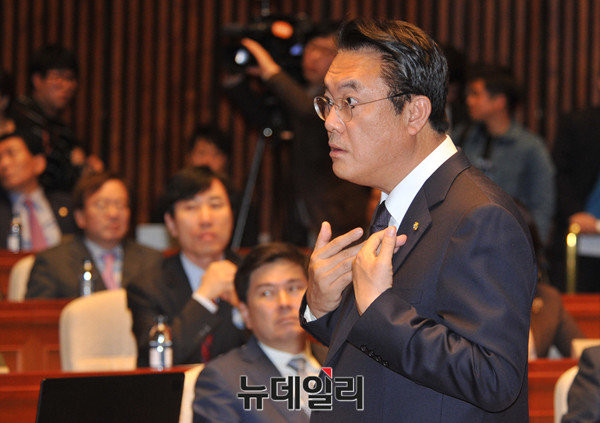 ▲ 새누리당 정진석 원내대표가 의원총회 도중 자기자신을 가리키는 제스처를 취해보이고 있다. ⓒ뉴데일리 이종현 기자