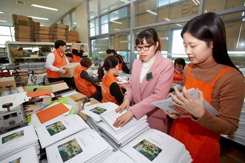 ▲ 한화그룹이 2000년 이후 17년째 제공하고 있는 사랑의 점자달력 제작 현장. 점자 전문 출판 인쇄 사회적기업인 '도서출판 점자'의 신혜령 대리가 점자에 대한 마지막 검수작업을 하고 있다. ⓒ한화그룹