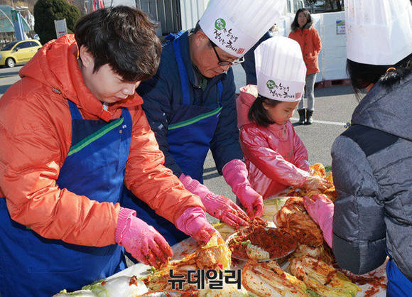 ▲ '농협유통과 농협재단이 함께하는 사랑의 김장담그기'에 참석한 기자 ⓒ공준표 기자