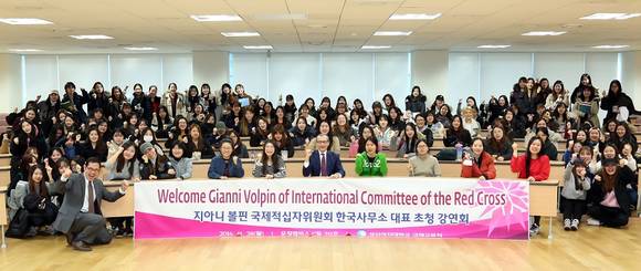▲ 28일 서울 강북구 성신여자대학교에서 지아니 볼핀 국제적십자위원회(ICRC) 한국사무소 대표(앞줄 가운데)과 재학생 등이 기념사진을 촬영하고 있다. ⓒ성신여대