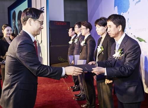 ▲ 29일 서울 코엑스 인터컨티넨탈 호텔에서 열린 ‘기후 WEEK 2016’에서 효성 전략본부 권태수 상무(사진 오른쪽)가 산업통상자원부 강성천 산업정책실장으로부터 산업통상부 장관상을 받았다.ⓒ효성그룹