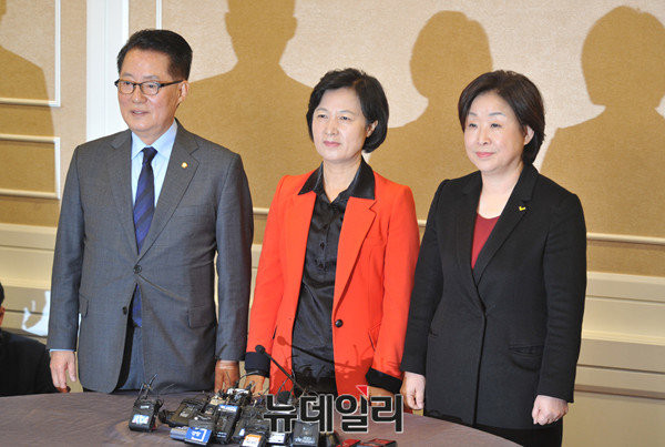 ▲ 30일 박지원 국민의당 비상대책위원장(왼쪽부터)과 추미애 더불어민주당 대표, 정의당 심상정 대표가 국회에서 회동을 갖고 있다.ⓒ이종현 기자