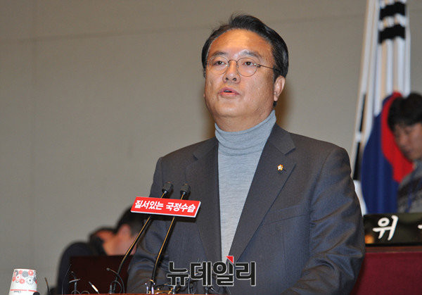 ▲ 새누리당 정진석 원내대표가 30일 의원총회에서 "합법적으로 대통령을 퇴진하게 하는 방법은 개헌 뿐이라면서 탄핵안 처리를 밀어붙이려 하는 야당과 비박계를 압박했다. ⓒ뉴데일리 이종현 기자