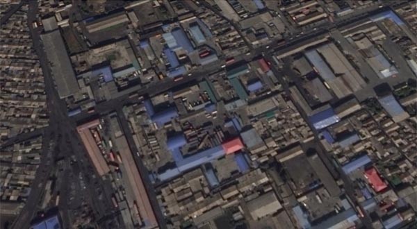 美디지털 글로브가 촬영해 구글어스에 제공한 신의주 시내 물류창고 위성사진. ⓒVOA 관련보도 화면캡쳐