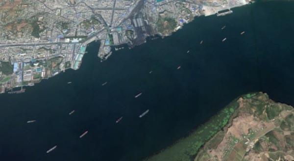 美디지털 글로브가 촬영해 구글어스에 제공한 남포항 일대의 위성사진. 화물선 10여 척 이상이 어디론가 향하는 중이다. ⓒVOA 관련보도 화면캡쳐