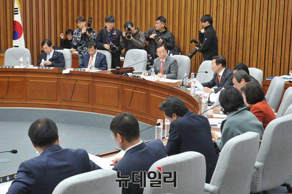 ▲ 30일 오전 국회에서 최순실 국정농단 국정조사특별위원회 기관보고가 열린 가운데, 김성태 위원장이 민주당 간사 박범계 의원의 의사진행발언을 경청하고 있다. ⓒ뉴데일리 이종현 기자