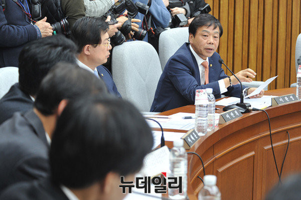 ▲ 30일 오전 국회에서 최순실 국정농단 국정조사특별위원회 기관보고가 열린 가운데, 새누리당 간사 이완영 의원이 의사진행발언을 통해 김수남 검찰총장 등의 불출석에 관한 입장을 밝히고 있다. ⓒ뉴데일리 이종현 기자