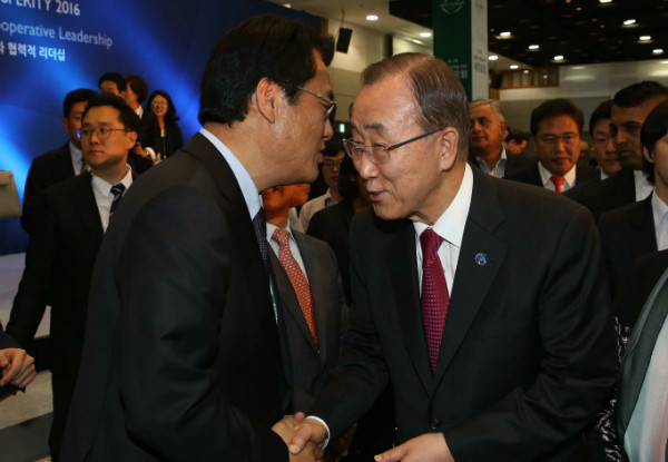 ▲ 반기문 유엔사무총장이 최근 핵심 최측근 인사를 국내에 파견해 새누리당 정진석 원내대표로부터 정치적 조언을 청취한 것으로 확인됐다. 사진은 지난 5월 제주를 방문한 자리에서 정진석 원내대표와 손을 맞잡고 귓속말을 나누고 있는 반기문 총장의 모습. ⓒ뉴시스 사진DB(중앙일보 제공)