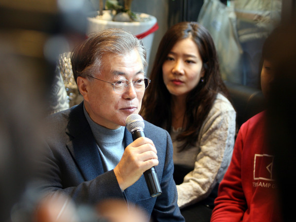 ▲ 문재인 전 더불어민주당 대표가 30일 오후 강원 원주시 상지대학교에서 열리는 학생들과 함께 시국대화는 이날 상지대 측에 의해 저지당해 인근 카페에서 상지대 학생, 일반 시민 등과 시국대화를 나누고 있다. ⓒ뉴시스