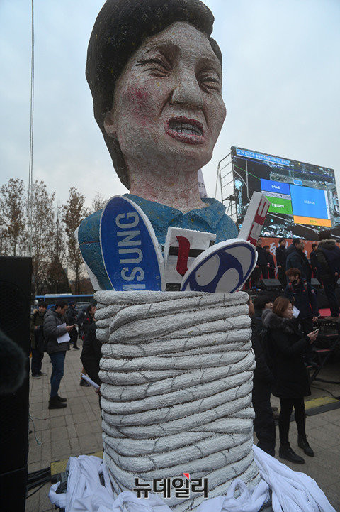 ▲ 민노총의 총파업 대회에 등장한 박근혜 대통령 모형. ⓒ뉴데일리 정상윤 기자