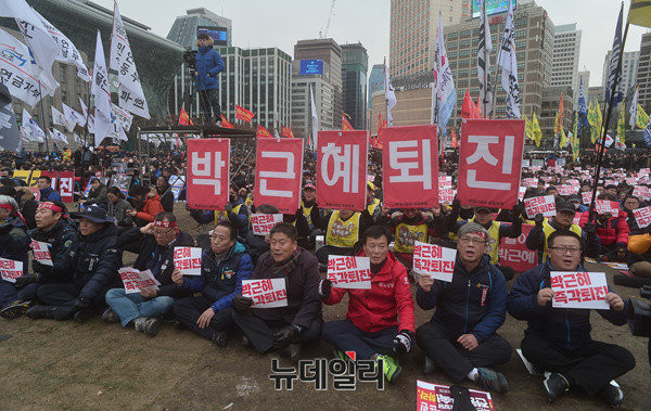 불법적 정치파업을 벌인 민노총 조합원들이 박근혜 대통령의 퇴진을 주장하고 있다. ⓒ뉴데일리 정상윤 기자