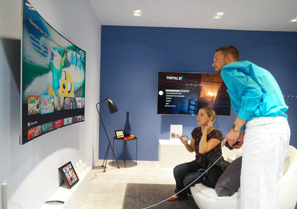 ▲ 삼성 퀀텀닷 SUHD TV를 시청하고 있는 유럽 소비자 모습. ⓒ삼성전자