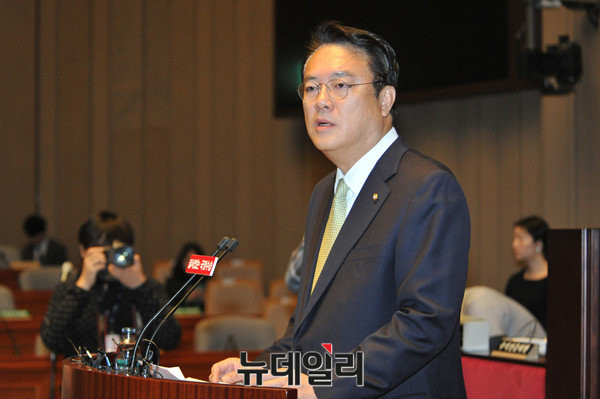 ▲ 새누리당 정진석 원내대표가 1일 의원총회에서 4월 말 대통령이 퇴진하는 것을 당론으로 정해달라고 요청하고 있다. ⓒ뉴데일리 이종현 기자