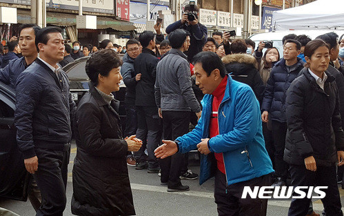 ▲ 박근혜 대통령이 1일 대형 화재로 큰 피해를 입은 대구 서문시장을 방문했다. 차에서 내린 박근혜 대통령이 기다리고 있던 김영오 서문시장 상인회장과 인사를 나누고 있다. ⓒ뉴시스