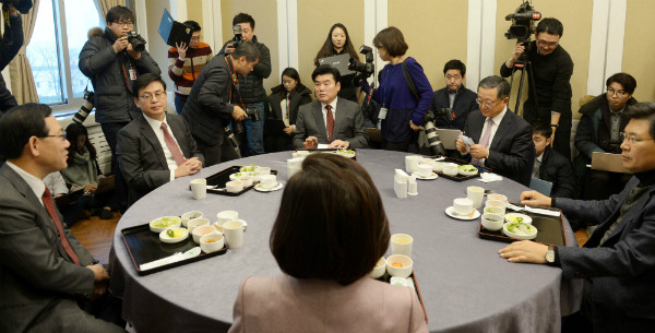▲ 비상대책위원회 체제로의 전환을 모색하는 새누리당 비상6인중진협의체 구성원들이 지난달 28일 국회본청에서 회동을 갖고 있다. 사진 9시 방향으로부터 시계방향으로 새누리당 주호영 정우택 원유철 김재경 홍문종 나경원 의원. ⓒ뉴시스 사진DB