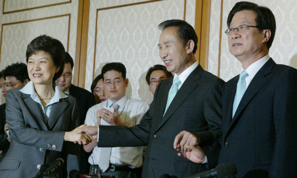 ▲ 새누리당 비상대책위원장으로 강재섭 전 대표가 거론되고 있는 것으로 알려졌다. 사진은 지난 2007년 9월, 한나라당 강재섭 대표가 국회본청 귀빈식당에서 이명박·박근혜 대권주자를 초청해 수습불능으로 치닫던 당내 내홍을 수습하는 모습. ⓒ뉴시스 사진DB