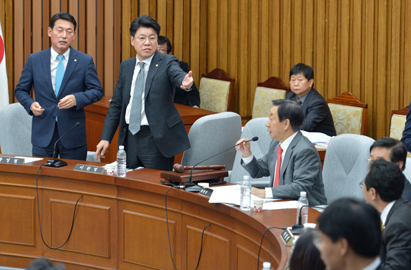 ▲ 새누리당 장제원 의원(오른쪽)은 1일 국회 안전행정위원회 회의에서 표창원 의원과 설전을 벌였다. ⓒ뉴시스 DB