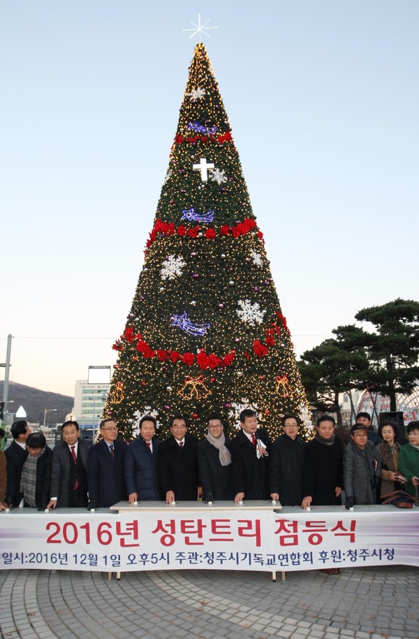 ▲ 새해 소망을 기원하는 대형 트리가 1일 충북 청주시 분수대옆에서 점등됐다.ⓒ청주시