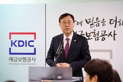 ▲ 곽범국 예금보험공사 사장은 1일 우리은행 지분 매매체결 계약식 이후 기자간담회에 우리은행 비상임이사 역할을 유지할 것이라고 말했다. ⓒ예금보험공사