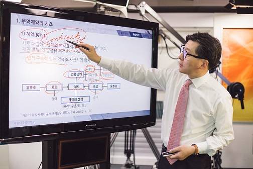 ▲ 서울디지털대학교 무역물류학과 안병수 교수의 강의 모습. ⓒ서울디지털대