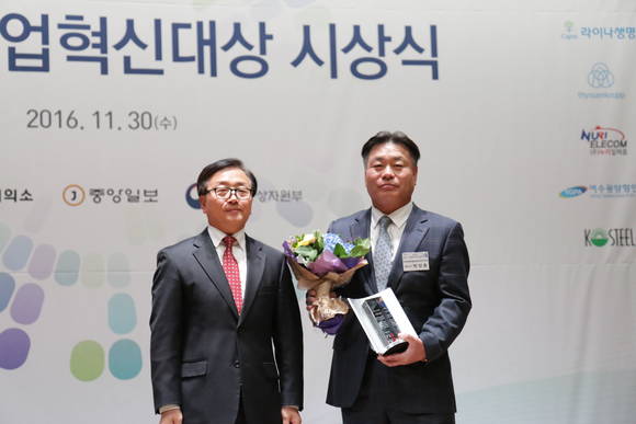 ▲ 박양춘 티센크루프엘리베이터코리아 대표가 2016 기업혁신대상에서 최우수 CEO상을 수상하는 모습.ⓒ티센크루프엘리베이터코리아