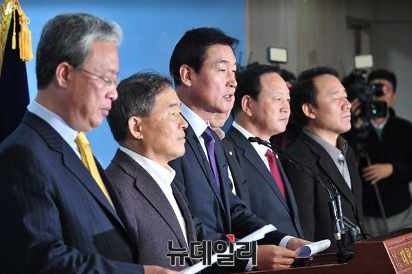 ▲ 비상시국회의 간사인 새누리당 황영철 의원(사진 가운데)은 2일 야권의 5일 탄핵안 처리 제안을 거부하면서, 7일까지 여야는 진지한 협상을 하고 박근혜 대통령은 퇴진 시점을 분명히 내놓아야 한다는 요구를 했다. ⓒ뉴데일리 이종현 기자