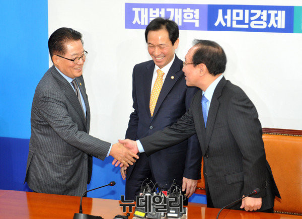 ▲ 더불어민주당 우상호 원내대표와 국민의당 박지원 원내대표 등 야권 원내대표들은 2일 국회에서의 긴급회동을 통해, 2일 탄핵안을 발의해 8일 보고하고 9일 투표에 부치는 방안을 확정했다. ⓒ뉴데일리 이종현 기자