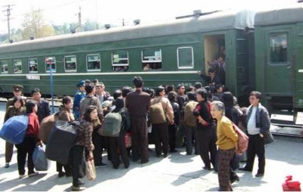 북한의 열차 탑승 장면. 최근 북한에서는 열차 탈선 전복사고로 수백여 명의 사상자가 발생했다고 한다(사진과 기사내용은 직접 관련이 없습니다) ⓒ北전문매체 '뉴포커스' 화면 캡쳐
