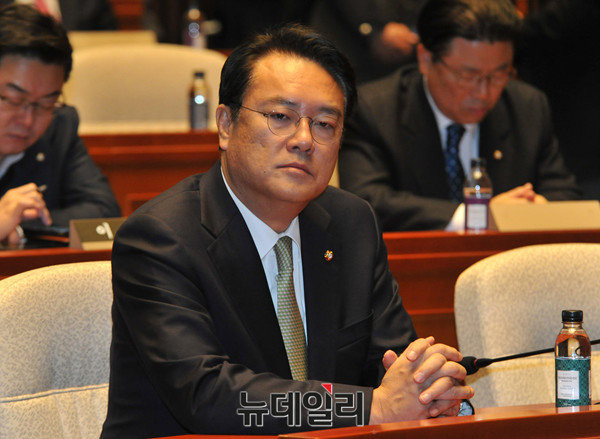 ▲ 새누리당 정진석 원내대표가 2일 두 야당이 당초 요구했던 대통령의 퇴진에는 관심이 없고 탄핵에만 몰두하고 있다며 행태를 비판했다. ⓒ뉴데일리 이종현 기자