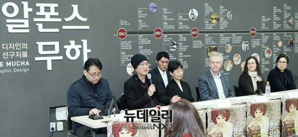 ▲ 왼쪽부터 선정우 통역, 이즈부치 유티카 작가, 큐레이터 도마코 사토, 무하 재단 존 무하 이사장, 미하엘라 리 주한체코문화원장, 컬쳐앤아이리더스 강미란 대표 ⓒ 뉴데일리 공준표