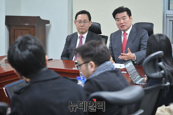 ▲ 새누리당 주호영·원유철 의원이 2일 의원회관에서 6인중진협의체 회동이 끝난 직후 취재진과 만나 회동 결과를 브리핑하고 있다. 이날 6인중진협의체는 새누리당 비상대책위원장 후보를 공식적으로 김형오·박관용·정의화·조순형 4인으로 압축했다. ⓒ뉴데일리 이종현 기자