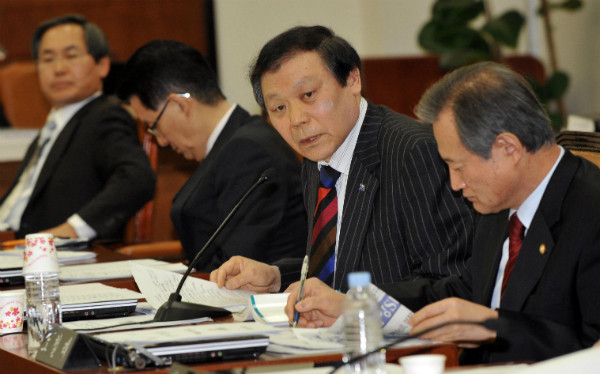 ▲ 조순형 전 민주당 대표가 지난 18대 국회 법사위에서 질의하고 있다. 사진 뒷쪽으로 우윤근 국회사무총장과 국민의당 박지원 비상대책위원장의 모습이 보인다. ⓒ뉴시스 사진DB