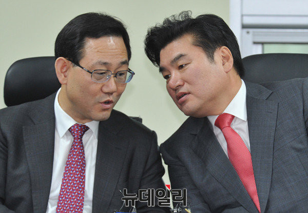 ▲ 새누리당 주호영·원유철 의원이 2일 의원회관에서 6인중진협의체 회동 결과를 브리핑하던 도중 뭔가 귓속말을 나누고 있다. ⓒ뉴데일리 이종현 기자