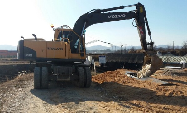 ▲ 진천 건설노조가 AI가 발생한 진천지역에서 중장비를 동원, 힘을 보태고 있다.ⓒ진천군