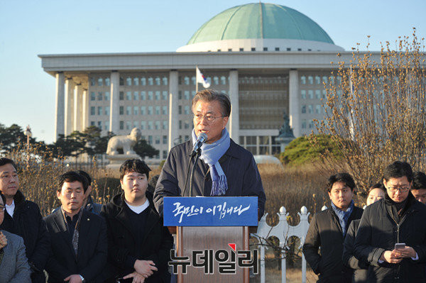 ▲ 더불어민주당 문재인 전 대표는 2일 국회앞에서 탄핵을 촉구하는 기자회견을 열었다. ⓒ뉴데일리 이종현 기자