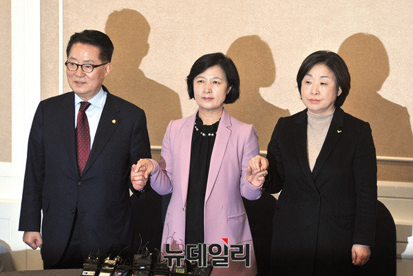 ▲ 탄핵 소추안 표결을 위한 야권 공조를 위해 야3당 대표가 한 자리에 모였다. 왼쪽부터 국민의당 박지원 비상대책위원장, 더불어민주당 추미애 대표, 정의당 심상정 대표. ⓒ뉴데일리 이종현 기자