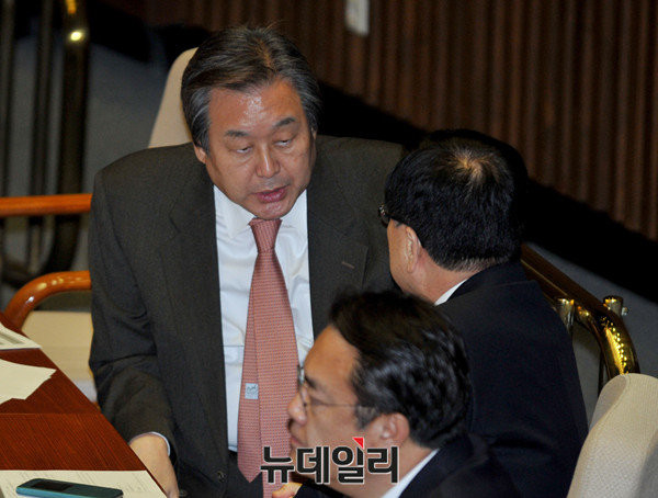 ▲ 새누리당 김무성 대표가 국회본회의장에서 대화를 주고 받는 모습. 그는 대통령 3차 담화문을 듣고는 탄핵에 대한 수위를 낮췄다. ⓒ뉴데일리 이종현 기자