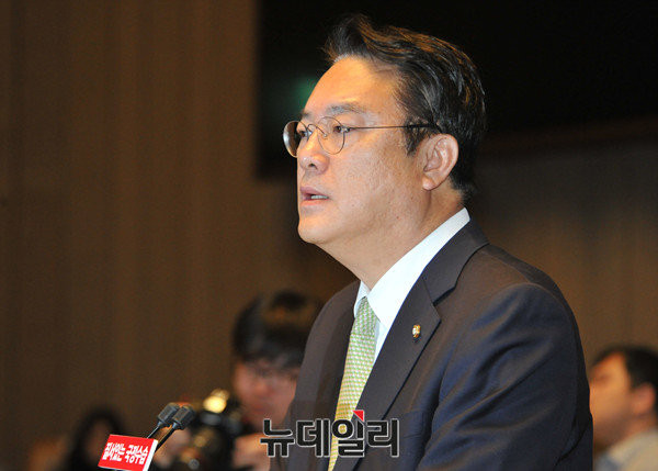 ▲ 새누리당 정진석 원내대표는 새누리당내 계파색이 옅은 '낀박'이다. 그러나 거국중립내각과 탄핵정국을 거치면서 그의 주장이 여러 곳에서 현실화 되고 있다는 이야기가 나온다. ⓒ뉴데일리 이종현 기자