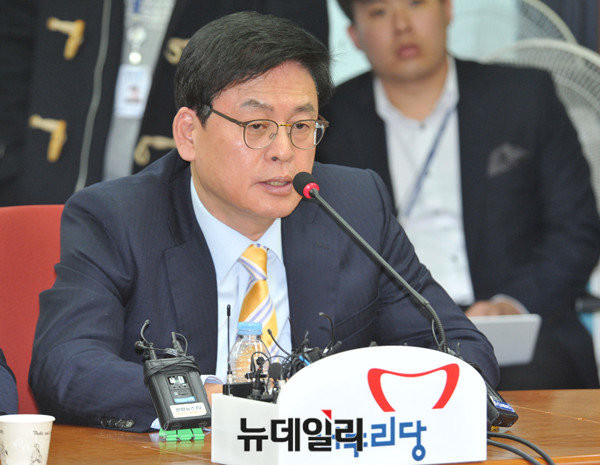 ▲ 새누리당 정우택 의원(사진)이 반기문 유엔사무총장을 향해 정당의 선택은 대선의 유불리를 기준으로 하는 게 아니라 정치적 이념과 소신으로 해야 한다고 조언했다. 사진은 지난달 16일 최고위원·중진의원 연석회의에서 발언하고 있는 정우택 의원의 모습. ⓒ뉴데일리 이종현 기자