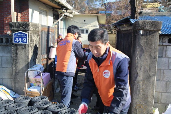 ▲ 한전충북본부 직원들이 2일 청주 관내 불우이웃 10가구에 연탄 1000장을 전달했다.ⓒ한전충북본부